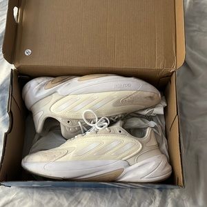 Adidas OZELIA girls size 5 sneakers